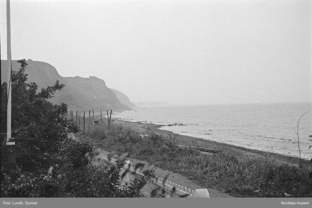 Motiv: Skåne, Ven;
Detalj av fartygsdäck.

Motiv: Skåne, Ven;
Blöt väg med hjulspår, landskapsvy med åker och träd, landskapsvy med strand och branter, vy över hamn med bebyggelse i bakgrunden.

Motiv: Skåne, Ven, Uranienborg;
Människor på däcket på ett fartyg som är i en hamn, vy över hamn med bebyggelse i bakgrunden, vy över strand med branter, en man står på ett hästdraget hölass och lassar in hö i en lada och en man på cykel står bredvid, landskapsvy med jordbruksredskap och träd, exteriör av bondgård, en flicka och en pojke vid en gårdspump, en person bär två hinkar, en grind och staket i silhuett, en park med ett brunnskar, detalj av en dörr, interiör av "Tyko Brahes museum" (Tycho Brahe), en skulptur.