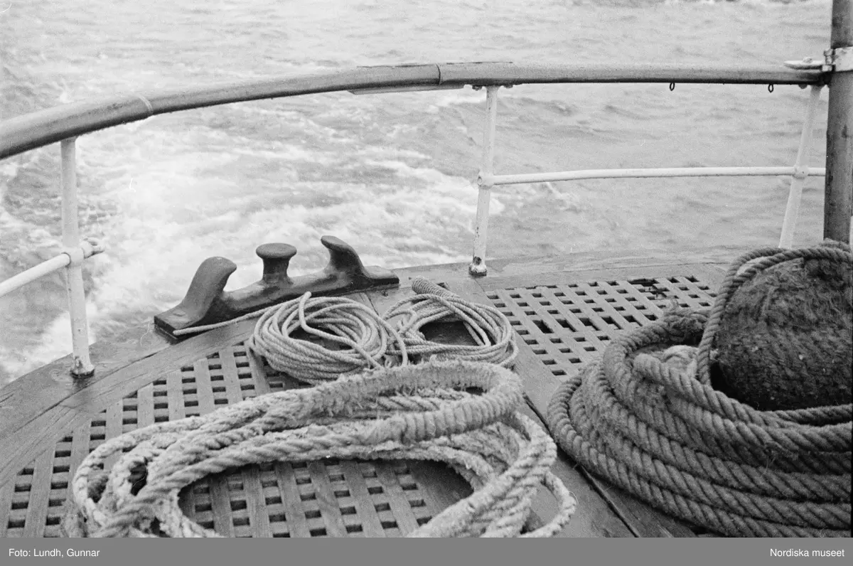 Motiv: Skåne, Malmö;
Fartyg på havet, vy över vattnet och kust med bebyggelse.

Motiv: Skåne, Ven;
Hamn med fartyg, en rykande skorsten, tre laggade kärl står på ett fartygsdäck, vy över hamn med båtar, fartygsdäck med trossar, män och en kvinna står på ett fartygsdäck,