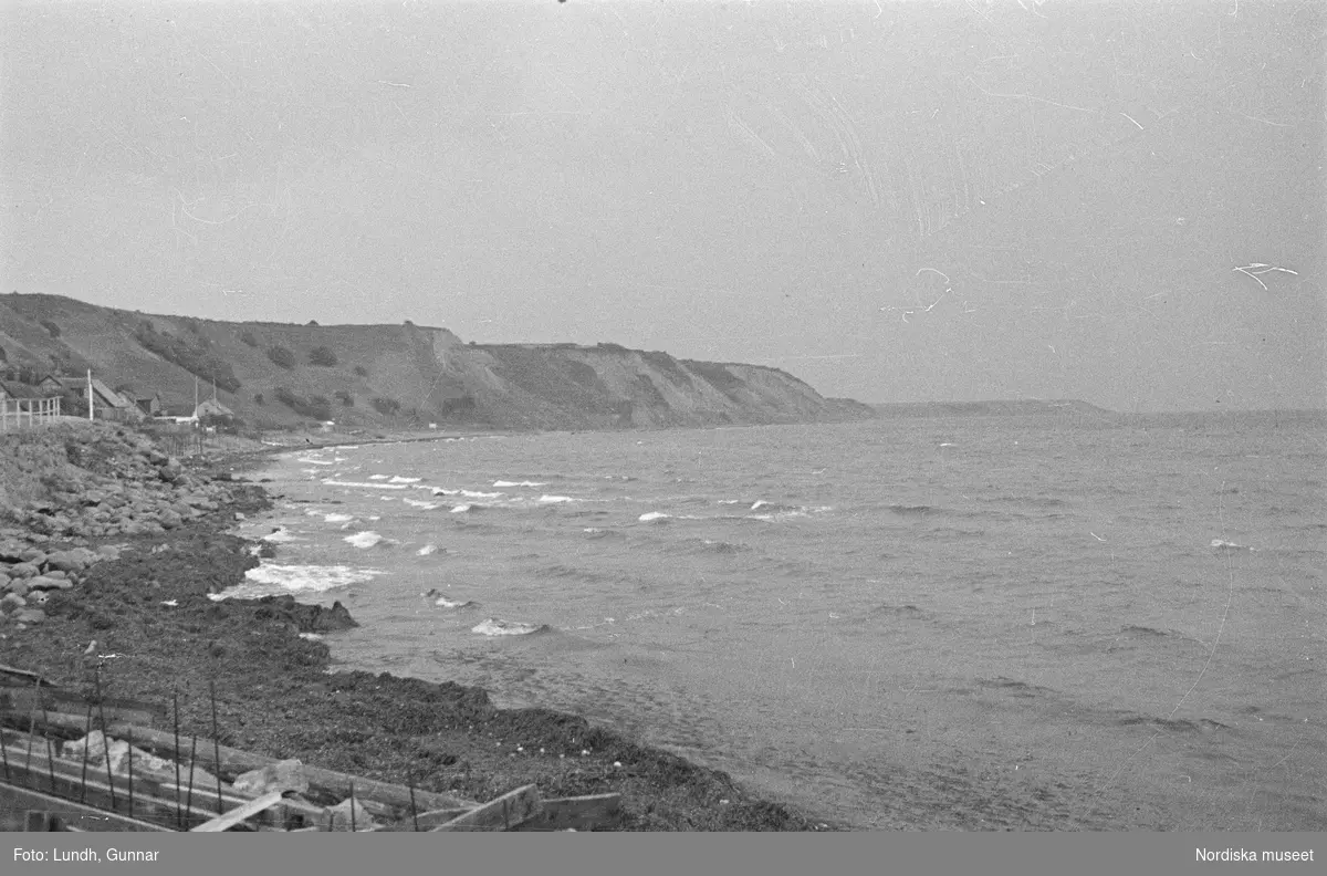 Motiv: Skåne, Ven;
Detalj av fartygsdäck.

Motiv: Skåne, Ven;
Blöt väg med hjulspår, landskapsvy med åker och träd, landskapsvy med strand och branter, vy över hamn med bebyggelse i bakgrunden.

Motiv: Skåne, Ven, Uranienborg;
Människor på däcket på ett fartyg som är i en hamn, vy över hamn med bebyggelse i bakgrunden, vy över strand med branter, en man står på ett hästdraget hölass och lassar in hö i en lada och en man på cykel står bredvid, landskapsvy med jordbruksredskap och träd, exteriör av bondgård, en flicka och en pojke vid en gårdspump, en person bär två hinkar, en grind och staket i silhuett, en park med ett brunnskar, detalj av en dörr, interiör av "Tyko Brahes museum" (Tycho Brahe), en skulptur.