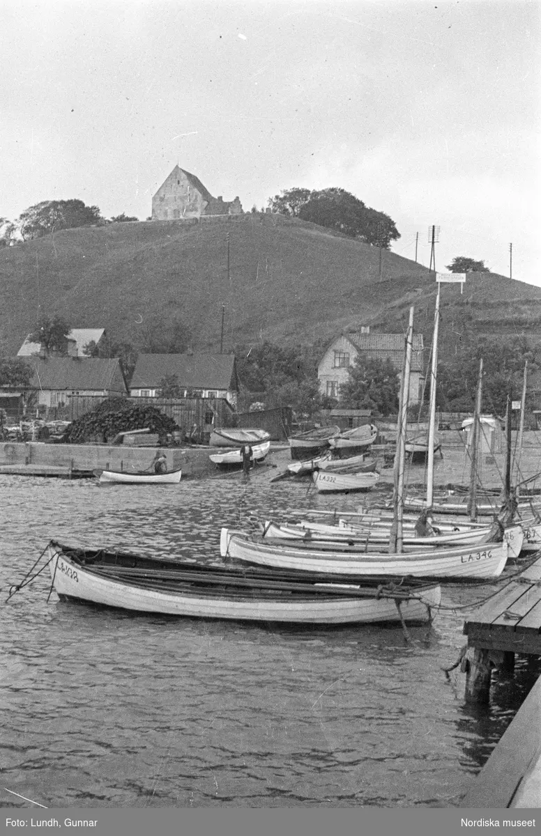 Motiv: Skåne, Ven;
Detalj av fartygsdäck.

Motiv: Skåne, Ven;
Blöt väg med hjulspår, landskapsvy med åker och träd, landskapsvy med strand och branter, vy över hamn med bebyggelse i bakgrunden.

Motiv: Skåne, Ven, Uranienborg;
Människor på däcket på ett fartyg som är i en hamn, vy över hamn med bebyggelse i bakgrunden, vy över strand med branter, en man står på ett hästdraget hölass och lassar in hö i en lada och en man på cykel står bredvid, landskapsvy med jordbruksredskap och träd, exteriör av bondgård, en flicka och en pojke vid en gårdspump, en person bär två hinkar, en grind och staket i silhuett, en park med ett brunnskar, detalj av en dörr, interiör av "Tyko Brahes museum" (Tycho Brahe), en skulptur.