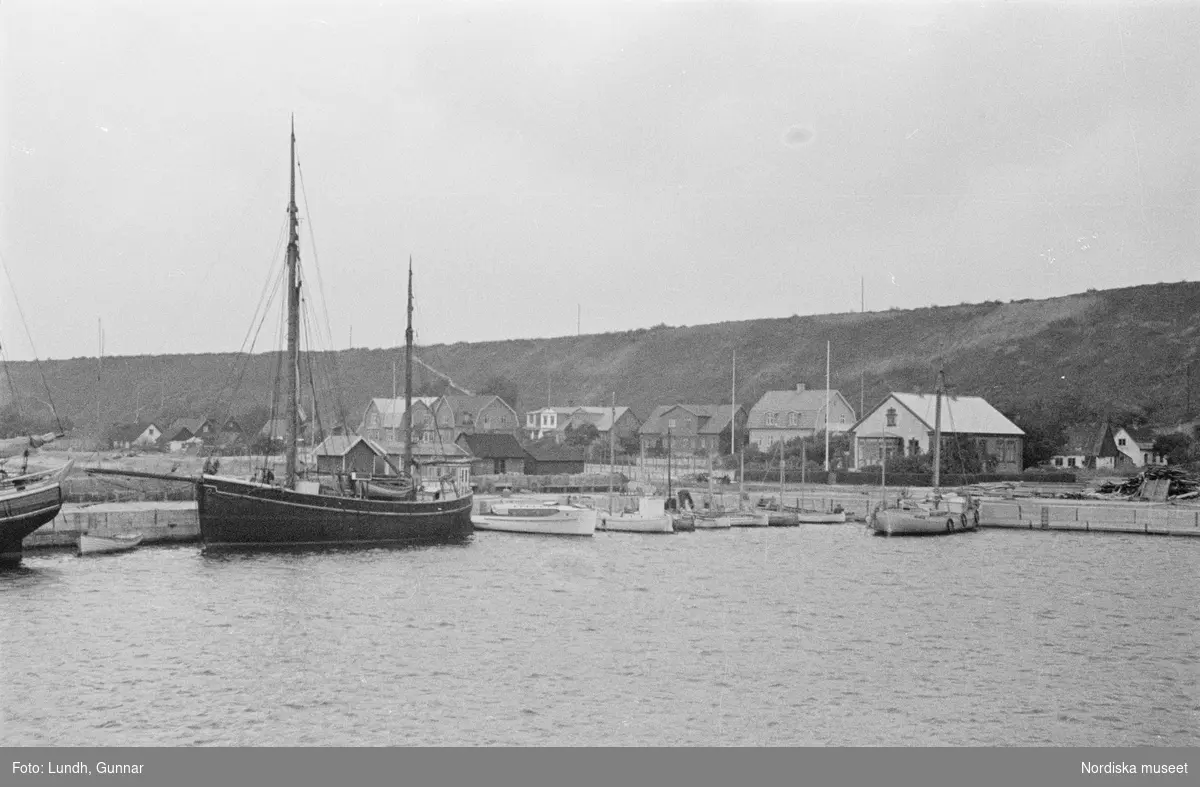 Motiv: Skåne, Ven;
Detalj av fartygsdäck.

Motiv: Skåne, Ven;
Blöt väg med hjulspår, landskapsvy med åker och träd, landskapsvy med strand och branter, vy över hamn med bebyggelse i bakgrunden.

Motiv: Skåne, Ven, Uranienborg;
Människor på däcket på ett fartyg som är i en hamn, vy över hamn med bebyggelse i bakgrunden, vy över strand med branter, en man står på ett hästdraget hölass och lassar in hö i en lada och en man på cykel står bredvid, landskapsvy med jordbruksredskap och träd, exteriör av bondgård, en flicka och en pojke vid en gårdspump, en person bär två hinkar, en grind och staket i silhuett, en park med ett brunnskar, detalj av en dörr, interiör av "Tyko Brahes museum" (Tycho Brahe), en skulptur.