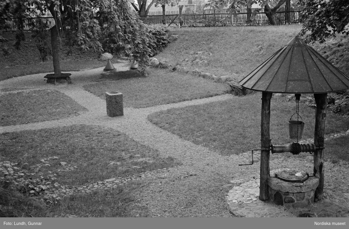 Motiv: Skåne, Ven;
Detalj av fartygsdäck.

Motiv: Skåne, Ven;
Blöt väg med hjulspår, landskapsvy med åker och träd, landskapsvy med strand och branter, vy över hamn med bebyggelse i bakgrunden.

Motiv: Skåne, Ven, Uranienborg;
Människor på däcket på ett fartyg som är i en hamn, vy över hamn med bebyggelse i bakgrunden, vy över strand med branter, en man står på ett hästdraget hölass och lassar in hö i en lada och en man på cykel står bredvid, landskapsvy med jordbruksredskap och träd, exteriör av bondgård, en flicka och en pojke vid en gårdspump, en person bär två hinkar, en grind och staket i silhuett, en park med ett brunnskar, detalj av en dörr, interiör av "Tyko Brahes museum" (Tycho Brahe), en skulptur.