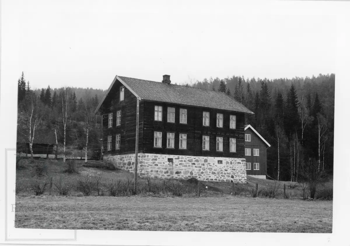 Vasseden gård ved Vestre Bjonvatnet. Gårdstun.