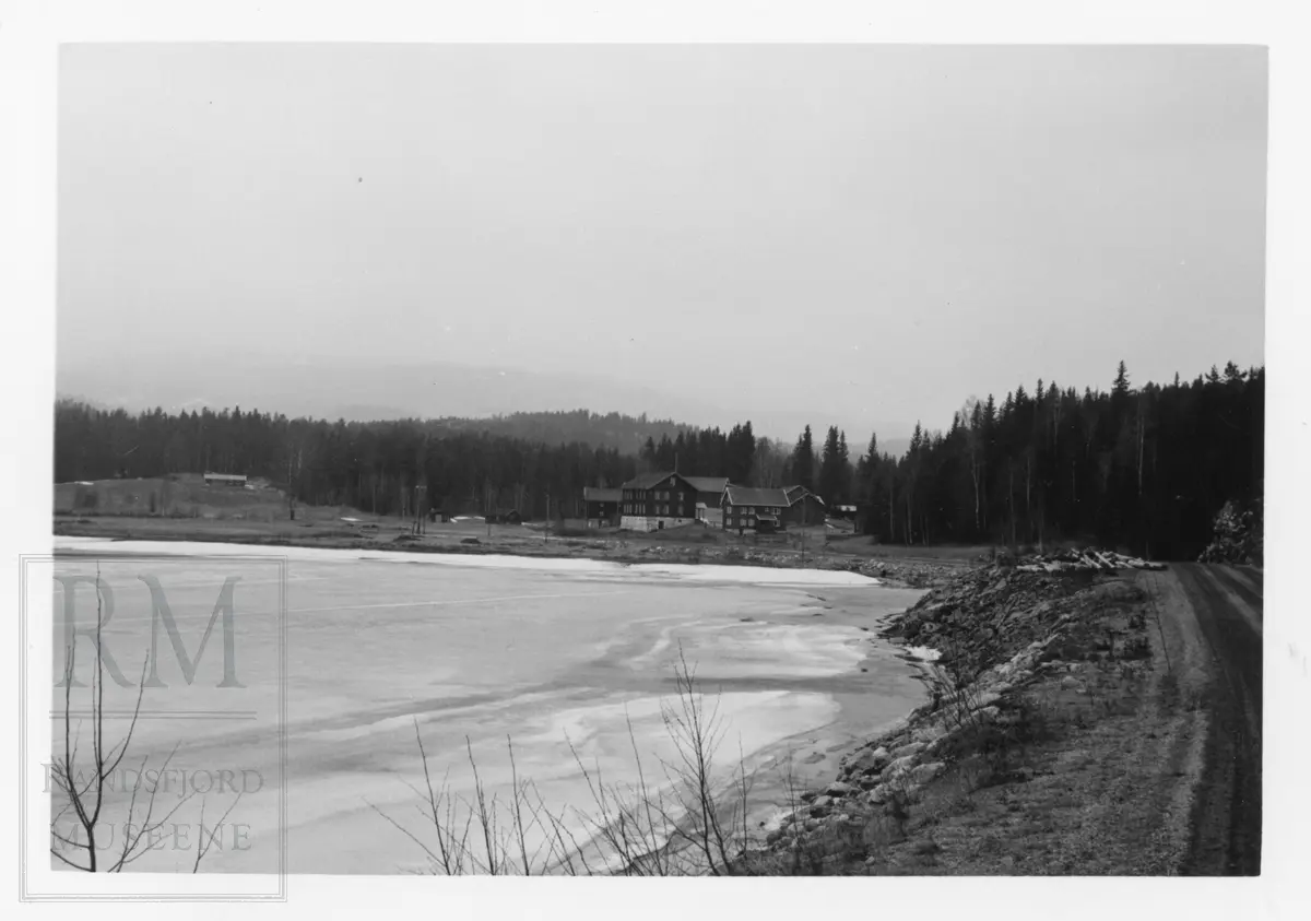 Vasseden gård ved Vestre Bjonvatnet. Gårdstun.