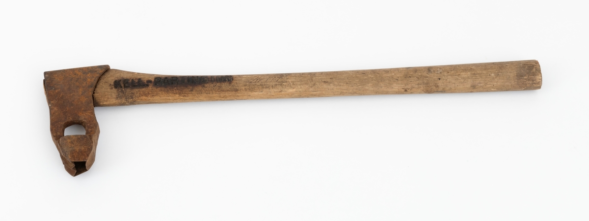 Øks - brukt til merking av fløtingstømmer i målings- og annammingsprosessen som foregikk langs vassdragene i overgangsfasen mellom vinter og vår, da tømmerstokkene etter måling formelt skiftet eier - fra skogeieren som hadde organisert hogst og framkjøring til sagbruk eller treforedlingsbedrift, som kjøpte tømmeret med sikte på videre bearbeiding til produkter som var salgbare på et større marked. 

Øksehodet (den smidde delen) er 14,2 centimeter høyt fra eggpartiet til nakken. Nakkedelen er 7,9 centimeter lang, 2,5 centimeter bred bakerst og 2,3 centimeter bred foran. Øksenakken er noenlunde plan i lengderetningen. På venstre side av den nedre delen av øksehodet (bladet) er det utsmidd en 3,5 centimeter høy «sko» med profilert, fasslipt egg. Denne eggen ble slått inn i yteveden på fløtingsvirket, der den etterlot seg en profilert forsenkning, et symbol som tjente som sorteringsgrunnlag ved lenseanleggene i den nedre delen av vassdraget. På denne øksa minner eggprofilen om omrisset av ei krone. På høyre side av øksehodet finner vi smedstempelet «K. KNUDSEN  MJØNDALEN» samt avbildninger av medaljer denne produsenten hadde oppnådd på utstillinger. Øksehodet er rustent og stempelet er vanskelig lesbart.

Denne øksa har et cirka 60 centimeter langt, noenlunde rett treskaft. Som økseskaft flest er det bredest i høyderetningen og smalest i bredderetningen i den fremre enden, der den er skjeftet. Den bakre delen av skaftet er mer rundoval. Den fremre skaftenden er kilet med en trekile som skulle redusere faren for at øksa løsnet fra skaftet under merkingsarbeidet. Det forkortete firmanavnet «KELL-PARTINGTON» er påført den venstre sida av skaftet (sett i øksebrukerens perspektiv) ved hjelp av svijernstempel. Dette indikerer at øksa har vært brukt til å merke tømmer som ble innkjøpt på vegne av The Kellner Partington Paper Pulp Co. Lim., et engelsk selskap som fram til 1918 eide Borregaard-fabrikken i Sarpsborg. Navnet fortsatte å figurere på merkekartene også etter at Borregaard fikk norsk eierskap, jfr. «Merkekart 1953 for Glommen» i Julius Nygaards skogalmanakk 1954. 

Litt generell informasjon om bruken av merkeøkser i skogbruket finnes under fanen «Opplysninger».