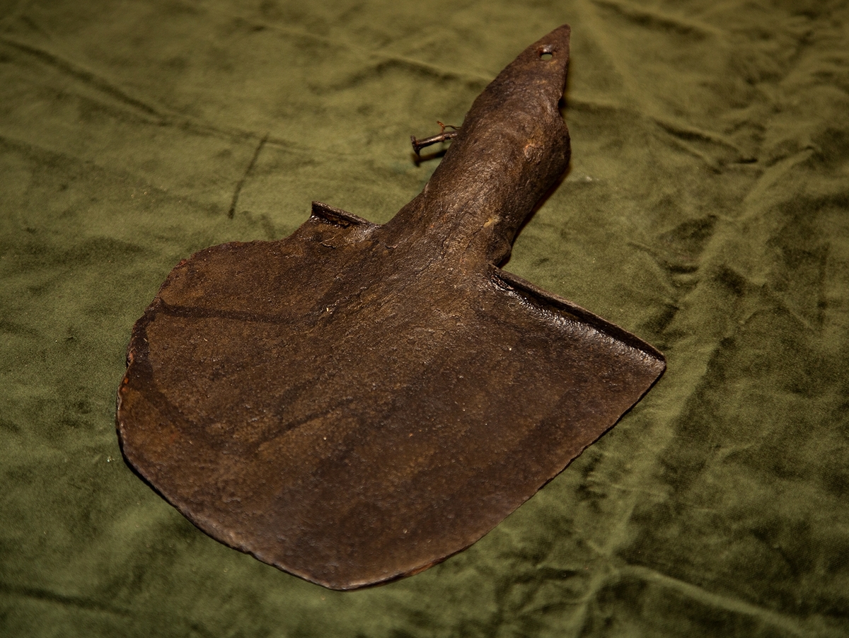 Arkeologiskt föremål. Spade, utan skaft, blad av järn.