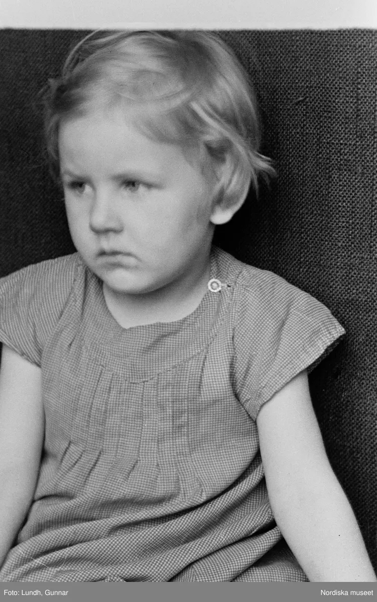 Motiv: G. Nordblads dotter;
Porträtt av en flicka, porträtt av en kvinna och en flicka, en man fotograf Gunnar Lundh ligger i en soffa.

Motiv: (ingen anteckning) ;
Porträtt av en flicka, porträtt av en man och en flicka.

Motiv: G. Nordblad med dotter;
Porträtt av en man äter en glass, porträtt av en flicka och en man som äter en glass, porträtt av en flicka som äter en glass.