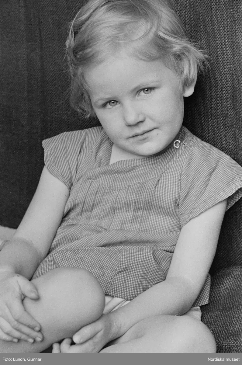 Motiv: G. Nordblads dotter;
Porträtt av en flicka, porträtt av en kvinna och en flicka, en man fotograf Gunnar Lundh ligger i en soffa.

Motiv: (ingen anteckning) ;
Porträtt av en flicka, porträtt av en man och en flicka.

Motiv: G. Nordblad med dotter;
Porträtt av en man äter en glass, porträtt av en flicka och en man som äter en glass, porträtt av en flicka som äter en glass.