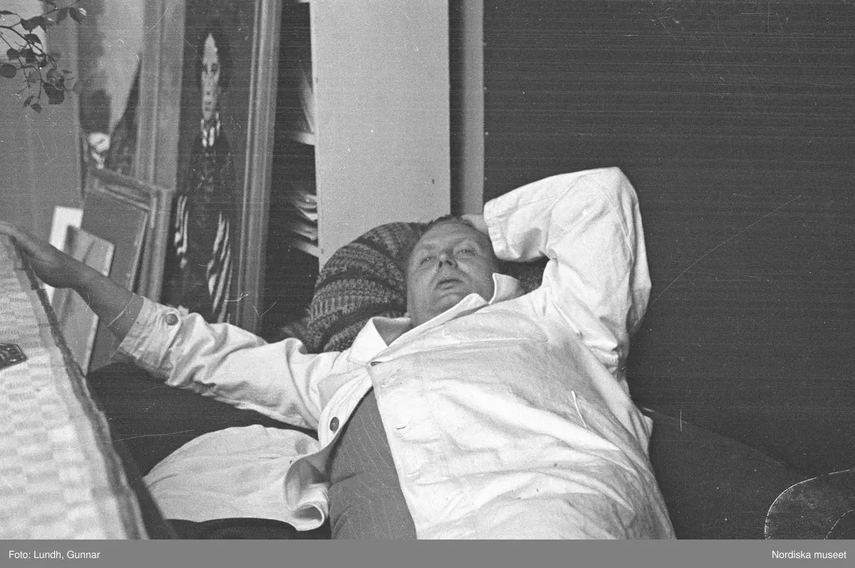 Motiv: G. Nordblads dotter;
Porträtt av en flicka, porträtt av en kvinna och en flicka, en man fotograf Gunnar Lundh ligger i en soffa.

Motiv: (ingen anteckning) ;
Porträtt av en flicka, porträtt av en man och en flicka.

Motiv: G. Nordblad med dotter;
Porträtt av en man äter en glass, porträtt av en flicka och en man som äter en glass, porträtt av en flicka som äter en glass.