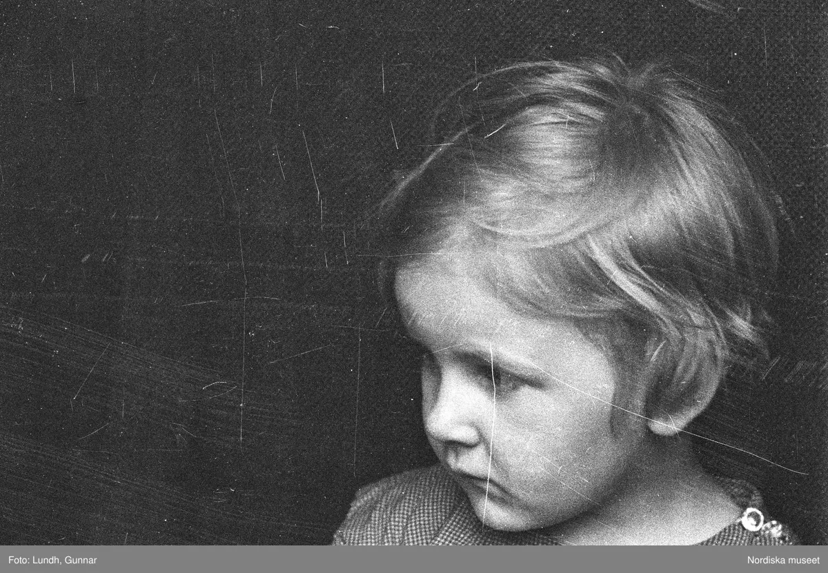 Motiv: G. Nordblads dotter;
Porträtt av en flicka, porträtt av en kvinna och en flicka, en man fotograf Gunnar Lundh ligger i en soffa.

Motiv: (ingen anteckning) ;
Porträtt av en flicka, porträtt av en man och en flicka.

Motiv: G. Nordblad med dotter;
Porträtt av en man äter en glass, porträtt av en flicka och en man som äter en glass, porträtt av en flicka som äter en glass.