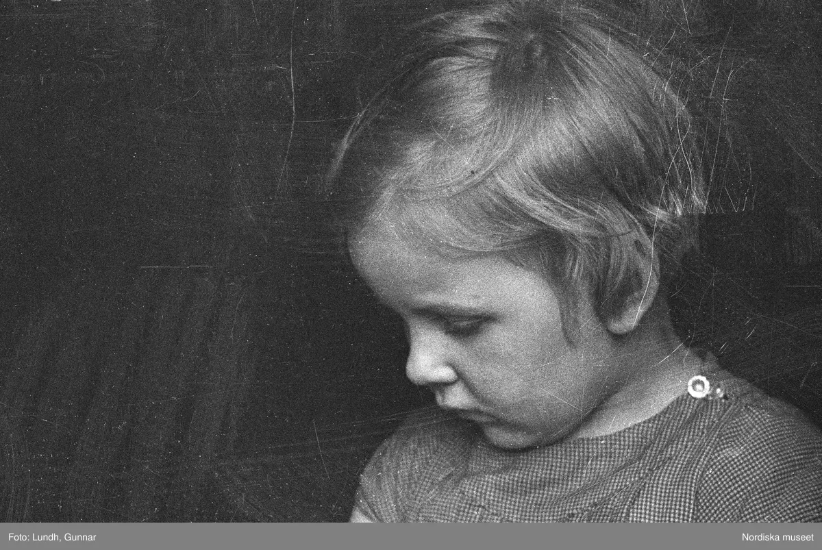 Motiv: G. Nordblads dotter;
Porträtt av en flicka, porträtt av en kvinna och en flicka, en man fotograf Gunnar Lundh ligger i en soffa.

Motiv: (ingen anteckning) ;
Porträtt av en flicka, porträtt av en man och en flicka.

Motiv: G. Nordblad med dotter;
Porträtt av en man äter en glass, porträtt av en flicka och en man som äter en glass, porträtt av en flicka som äter en glass.