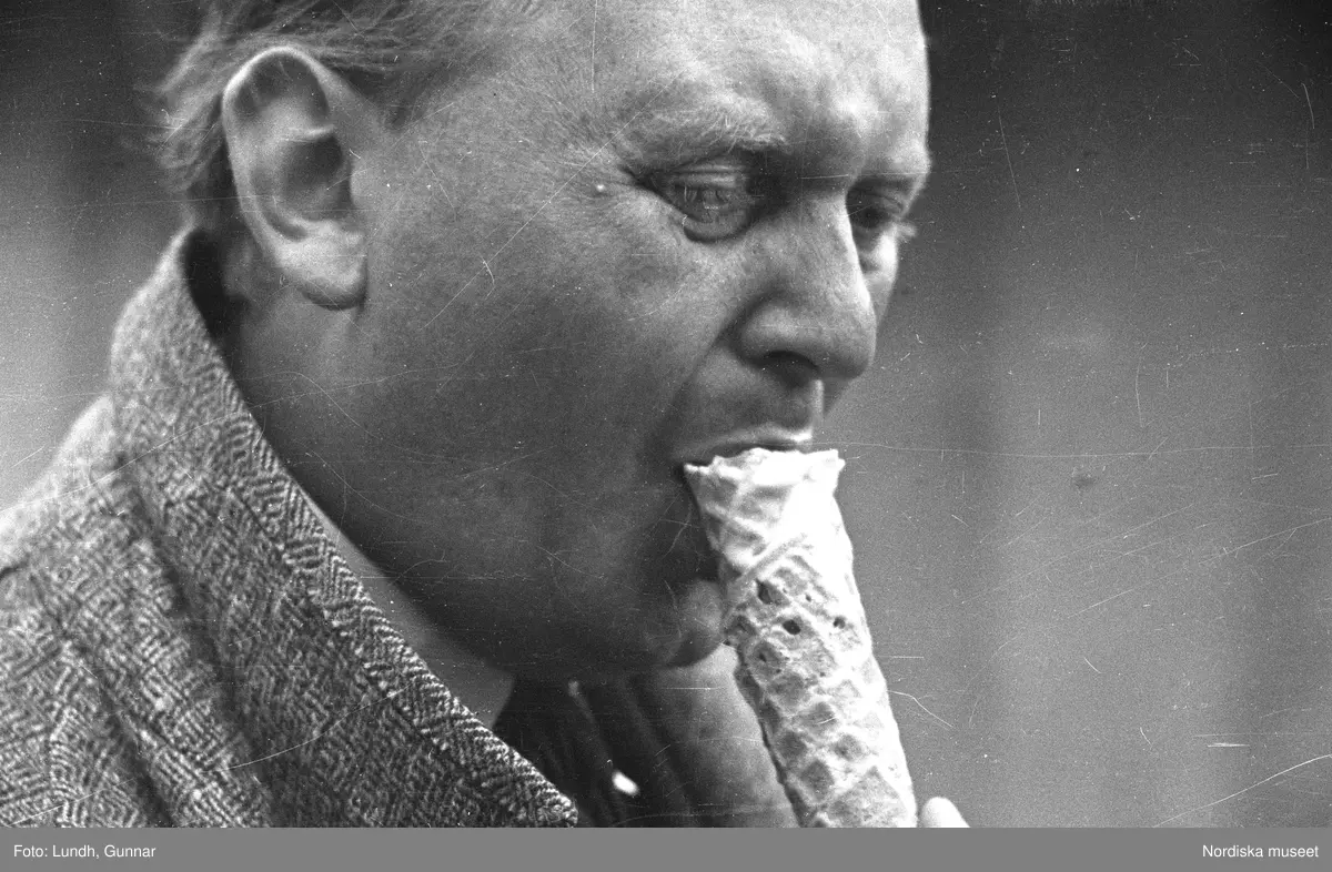 Motiv: G. Nordblads dotter;
Porträtt av en flicka, porträtt av en kvinna och en flicka, en man fotograf Gunnar Lundh ligger i en soffa.

Motiv: (ingen anteckning) ;
Porträtt av en flicka, porträtt av en man och en flicka.

Motiv: G. Nordblad med dotter;
Porträtt av en man äter en glass, porträtt av en flicka och en man som äter en glass, porträtt av en flicka som äter en glass.