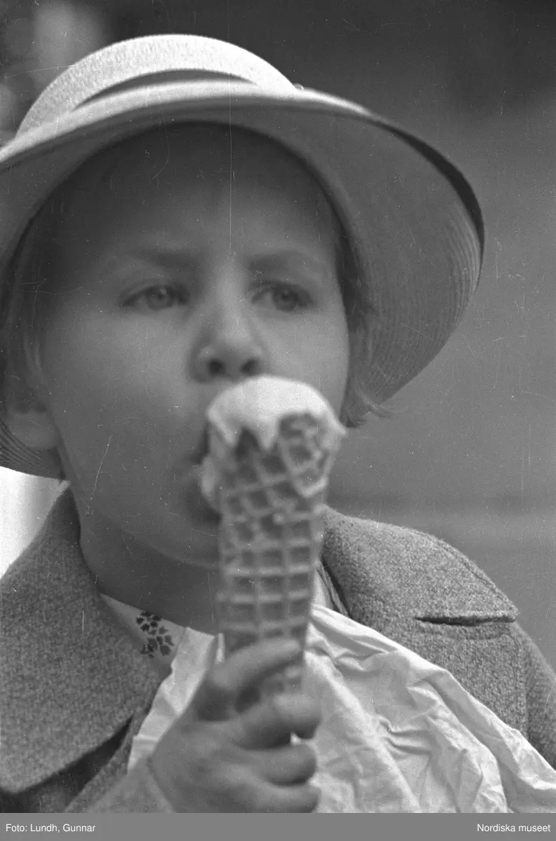 Motiv: G. Nordblads dotter;
Porträtt av en flicka, porträtt av en kvinna och en flicka, en man fotograf Gunnar Lundh ligger i en soffa.

Motiv: (ingen anteckning) ;
Porträtt av en flicka, porträtt av en man och en flicka.

Motiv: G. Nordblad med dotter;
Porträtt av en man äter en glass, porträtt av en flicka och en man som äter en glass, porträtt av en flicka som äter en glass.