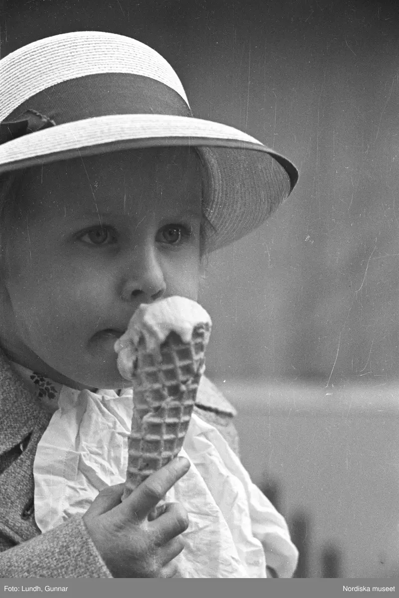 Motiv: G. Nordblads dotter;
Porträtt av en flicka, porträtt av en kvinna och en flicka, en man fotograf Gunnar Lundh ligger i en soffa.

Motiv: (ingen anteckning) ;
Porträtt av en flicka, porträtt av en man och en flicka.

Motiv: G. Nordblad med dotter;
Porträtt av en man äter en glass, porträtt av en flicka och en man som äter en glass, porträtt av en flicka som äter en glass.