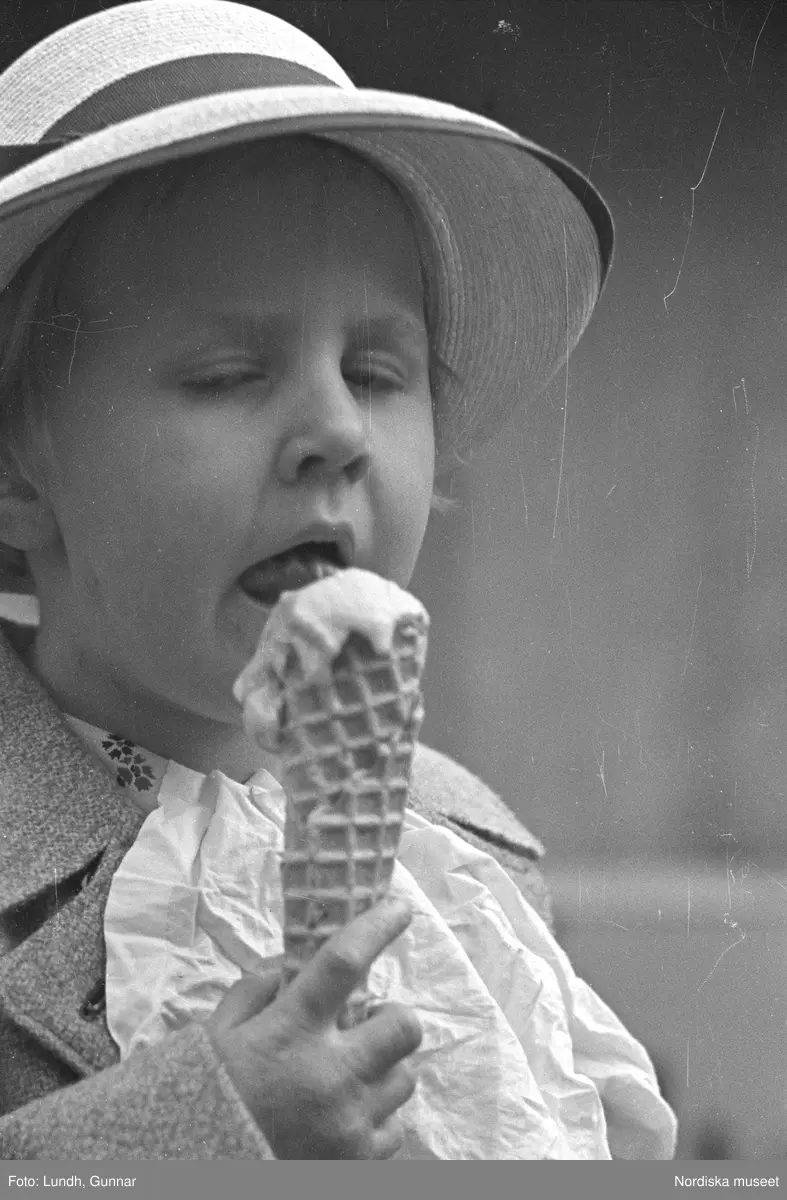 Motiv: G. Nordblads dotter;
Porträtt av en flicka, porträtt av en kvinna och en flicka, en man fotograf Gunnar Lundh ligger i en soffa.

Motiv: (ingen anteckning) ;
Porträtt av en flicka, porträtt av en man och en flicka.

Motiv: G. Nordblad med dotter;
Porträtt av en man äter en glass, porträtt av en flicka och en man som äter en glass, porträtt av en flicka som äter en glass.