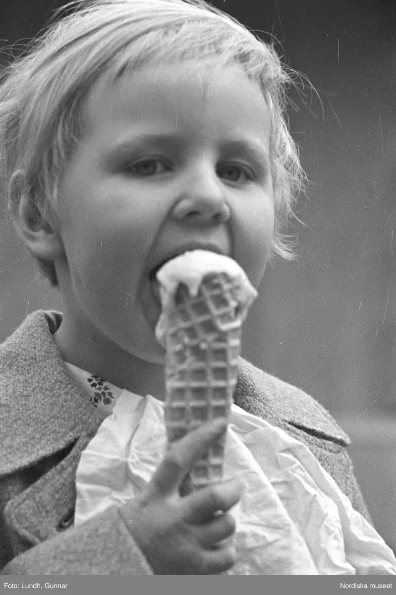 Motiv: G. Nordblads dotter;
Porträtt av en flicka, porträtt av en kvinna och en flicka, en man fotograf Gunnar Lundh ligger i en soffa.

Motiv: (ingen anteckning) ;
Porträtt av en flicka, porträtt av en man och en flicka.

Motiv: G. Nordblad med dotter;
Porträtt av en man äter en glass, porträtt av en flicka och en man som äter en glass, porträtt av en flicka som äter en glass.