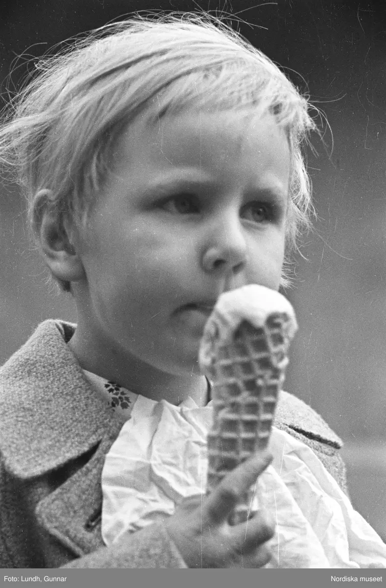 Motiv: G. Nordblads dotter;
Porträtt av en flicka, porträtt av en kvinna och en flicka, en man fotograf Gunnar Lundh ligger i en soffa.

Motiv: (ingen anteckning) ;
Porträtt av en flicka, porträtt av en man och en flicka.

Motiv: G. Nordblad med dotter;
Porträtt av en man äter en glass, porträtt av en flicka och en man som äter en glass, porträtt av en flicka som äter en glass.