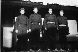 4 unge menn som skal til Tyskland i brigaden. Lengst til høg