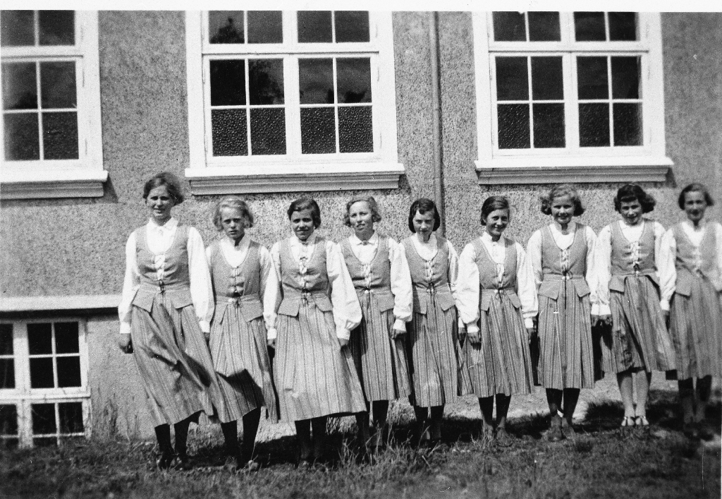 Jenter i 7. klasse ved Tu skule i sjølvsydde kvardagsbunader.
F. v. : Lærarinna Ella Stangeland, Sigrid Braut, Kari Skoge, Karen Egeland, Ingrid Simonsen, Dagrunn Braut, Margit Thu, Sofie Thu, Margit Tjøtta.
