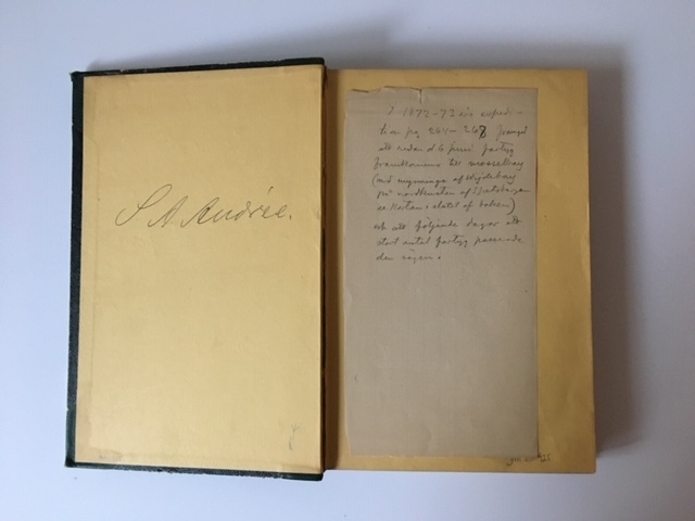 Bok med ryggtitel: "Svenska Polar-Expeditionen 1872-73." Titelsidan säger: Svenska Polar-Expeditionen 1872-1873 under ledning af A. E. Nordenskiöld skildrad af F. R. Kjellman."
Enstaka marginalanteckningar och markeringar. I boken ligger också ett löst blad med blyertsanteckning av S A Andrée med hänvisning till boken, om att redan den 6 juni "framkommo [fartyg] till mosselbay".