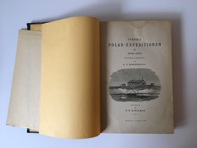 Bok med ryggtitel: "Svenska Polar-Expeditionen 1872-73." Titelsidan säger: Svenska Polar-Expeditionen 1872-1873 under ledning af A. E. Nordenskiöld skildrad af F. R. Kjellman."
Enstaka marginalanteckningar och markeringar. I boken ligger också ett löst blad med blyertsanteckning av S A Andrée med hänvisning till boken, om att redan den 6 juni "framkommo [fartyg] till mosselbay".