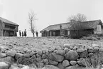 Änkan Anna Eugenia Nilsson med sina barn vid torpet i Görvik under Engelholms säteri i Sankt Anna. Tiden är omkring 1910.