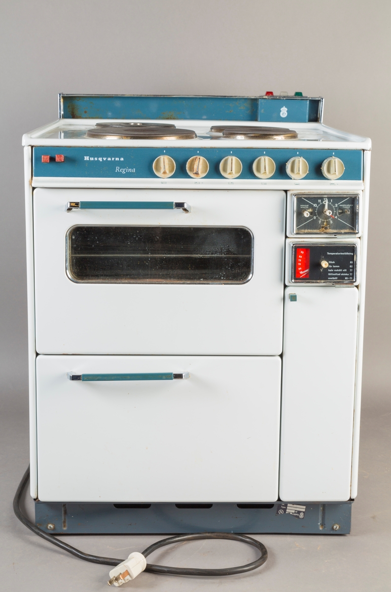 Komfyr Husqvarna Regina.
Fire kokeplater, to stekeovner, skap til stekebrett, tenkeplate,timer, klokke
løse deler: to langpanner, 4stekebrett, rist, rist til langpanne