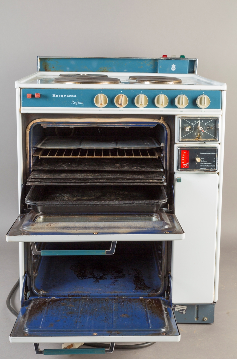 Komfyr Husqvarna Regina.
Fire kokeplater, to stekeovner, skap til stekebrett, tenkeplate,timer, klokke
løse deler: to langpanner, 4stekebrett, rist, rist til langpanne
