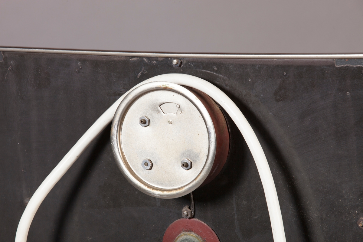 Komfyr med to plater + magasin og stekeovn. Lava
Rygg med klokke og elektrisk lampe. Stekeovn med termometer i dør. Varmeskuff.
Løse deler: 2 stekeplater, langpanne, rist, lsø elektrisk kokeplate(reservedel), lodd.