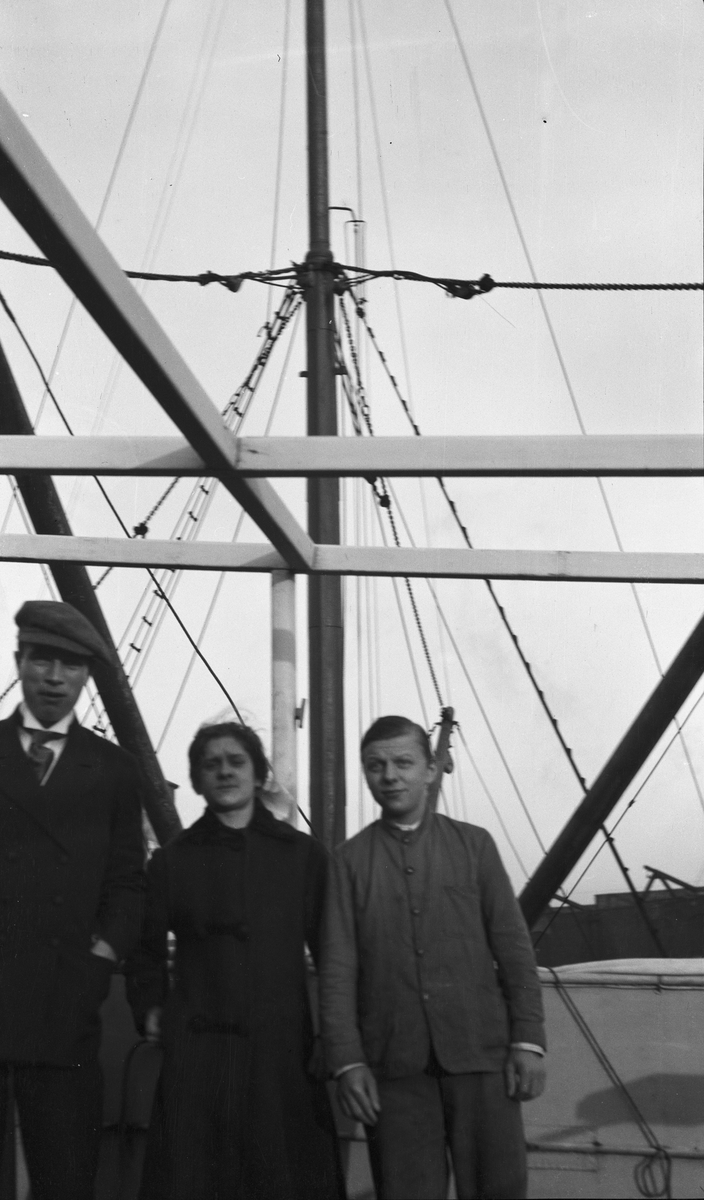 To menn og en kvinne på dekk om bord på DS STORFOND.