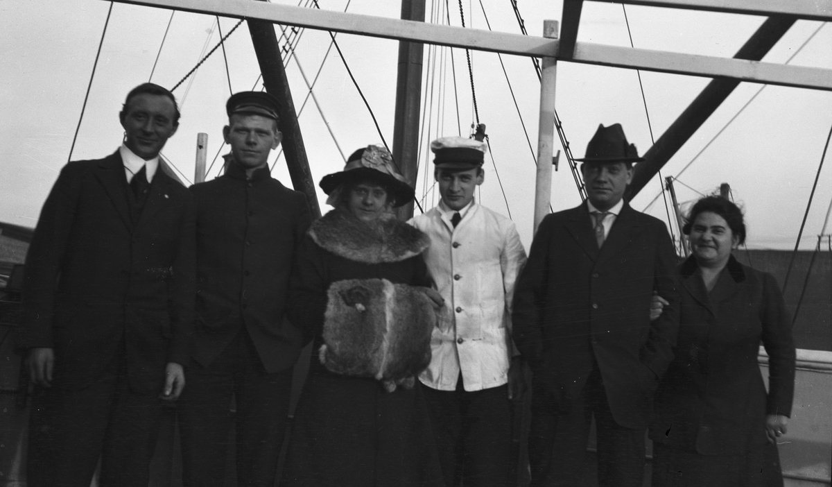 Fire menn og to kvinner på dekk om bord på DS STORFOND, stuert Lars Johansen i midten. STORFON ligger til kais i New York.