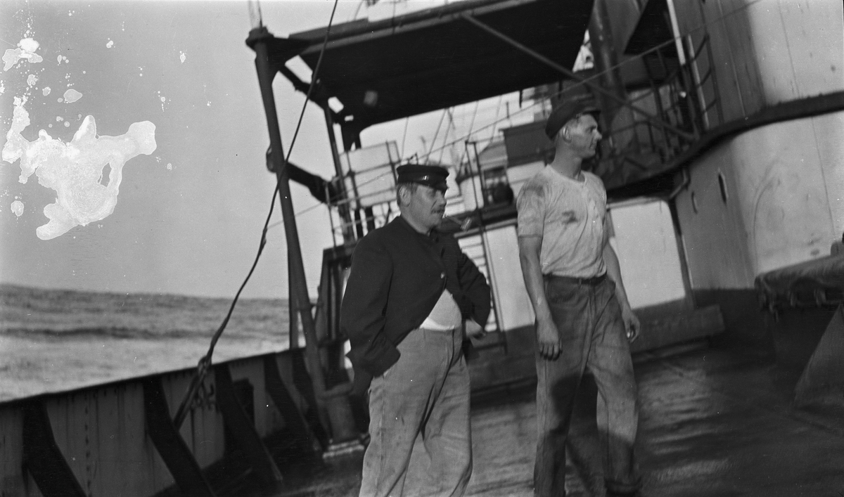 To menn på dekk om bord på DS STORFOND.