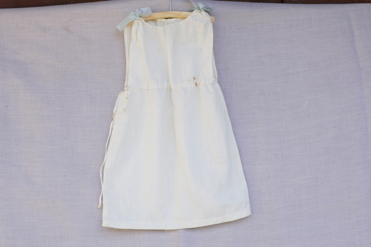 To kjoler med enkelt snitt, snøring i livet og pyntet med sløyfer på skuldrene. En blå og en lilla.