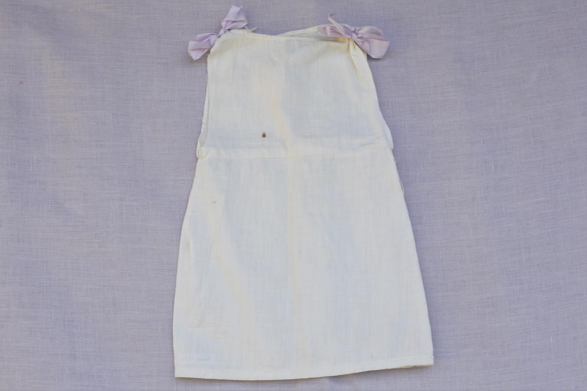 To kjoler med enkelt snitt, snøring i livet og pyntet med sløyfer på skuldrene. En blå og en lilla.