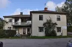 Bohmans begravningsbyrå i Gagnefs kyrkby. Eternitklädd byggnad med lägenheter på övervåningen. Byggnaden är sannolikt uppförd under 1940-talet.