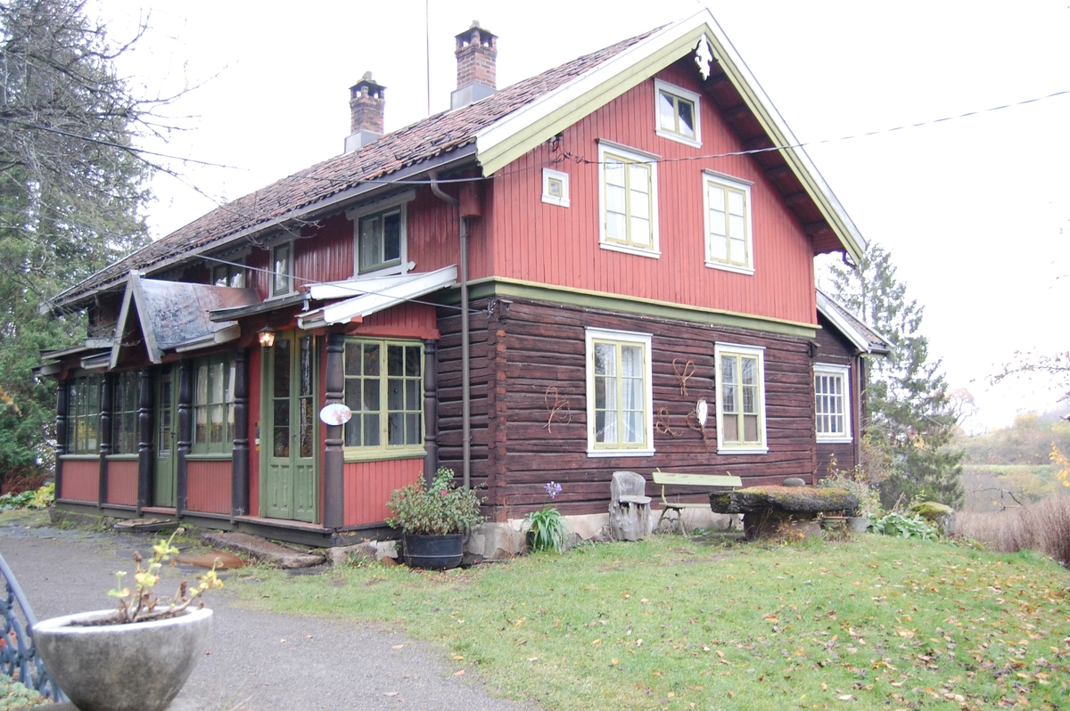 Bolighus for kunstmaleren Otto Valstad og forfatteren og læreren Tilla Valstad. Testamentert til Asker kommune i 1949.