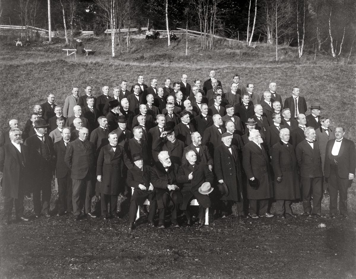 Prestemøte på Høsbjør Turisthotel i Ringsaker i 1920-årene. Se bilde 2 og 3 for navn.