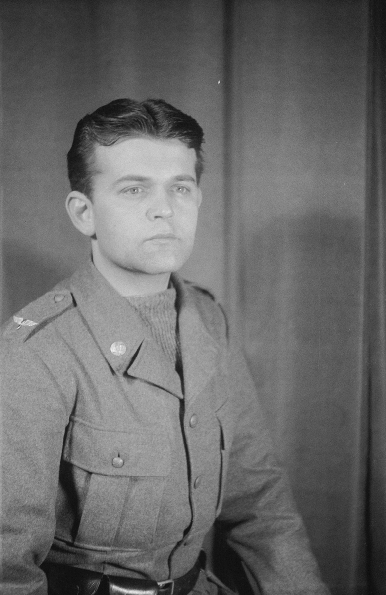 Porträttfoto av soldat Axel Edvard Karlsson (nummer 8992), vapensmed vid F 19, Svenska frivilligkåren i Finland under finska vinterkriget, 1940.