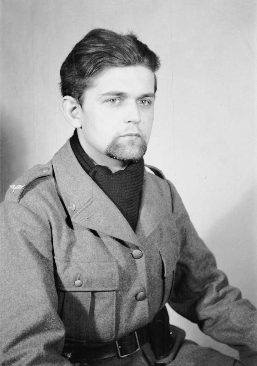 Porträttfoto av soldat Axel Edvard Karlsson (nummer 8992), vapensmed vid F 19, Svenska frivilligkåren i Finland under finska vinterkriget, 1940.