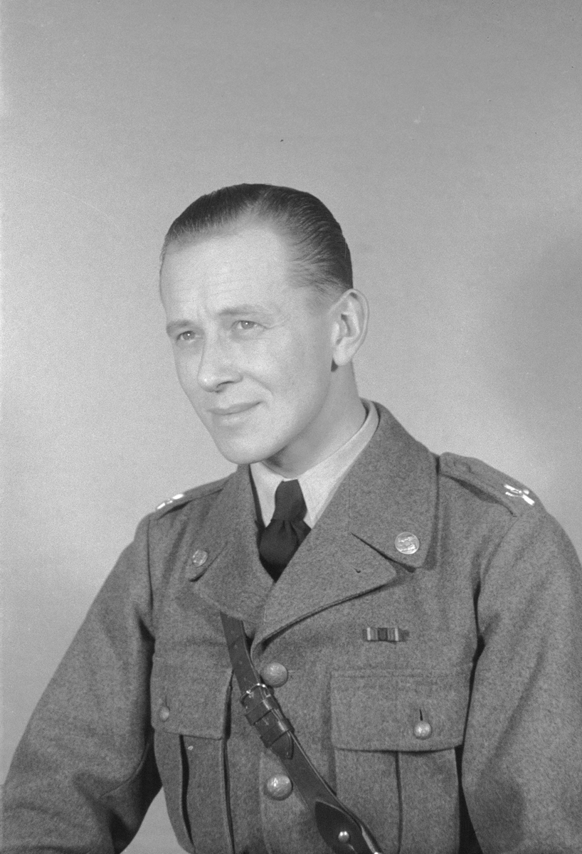 Porträttfoto av löjtnant Bengt Karl Adolf Svartz (nummer 832), adjungerad sambandsofficer vid F 19, Svenska frivilligkåren i Finland under finska vinterkriget, 1940.