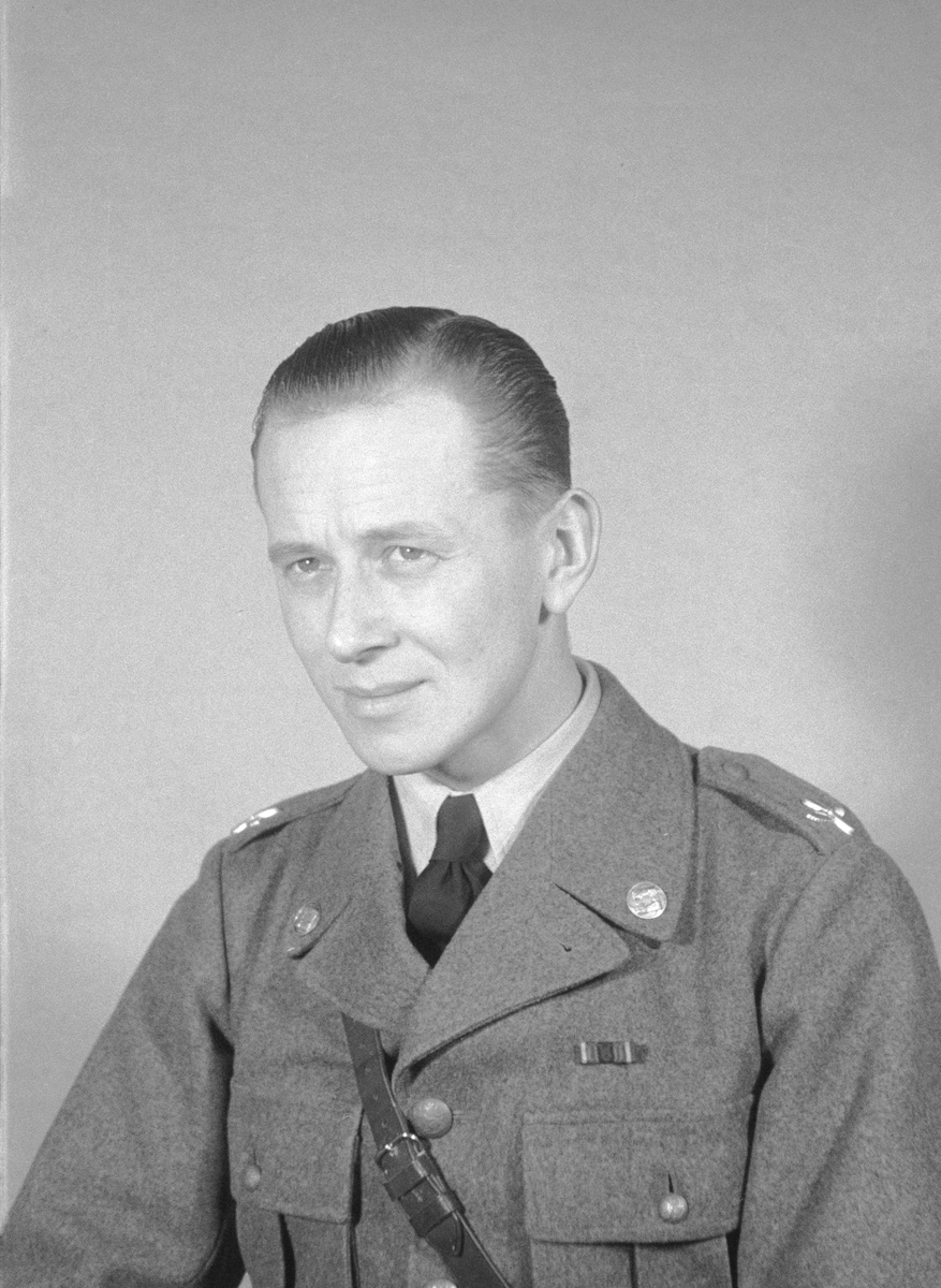 Porträttfoto av löjtnant Bengt Karl Adolf Svartz (nummer 832), adjungerad sambandsofficer vid F 19, Svenska frivilligkåren i Finland under finska vinterkriget, 1940.