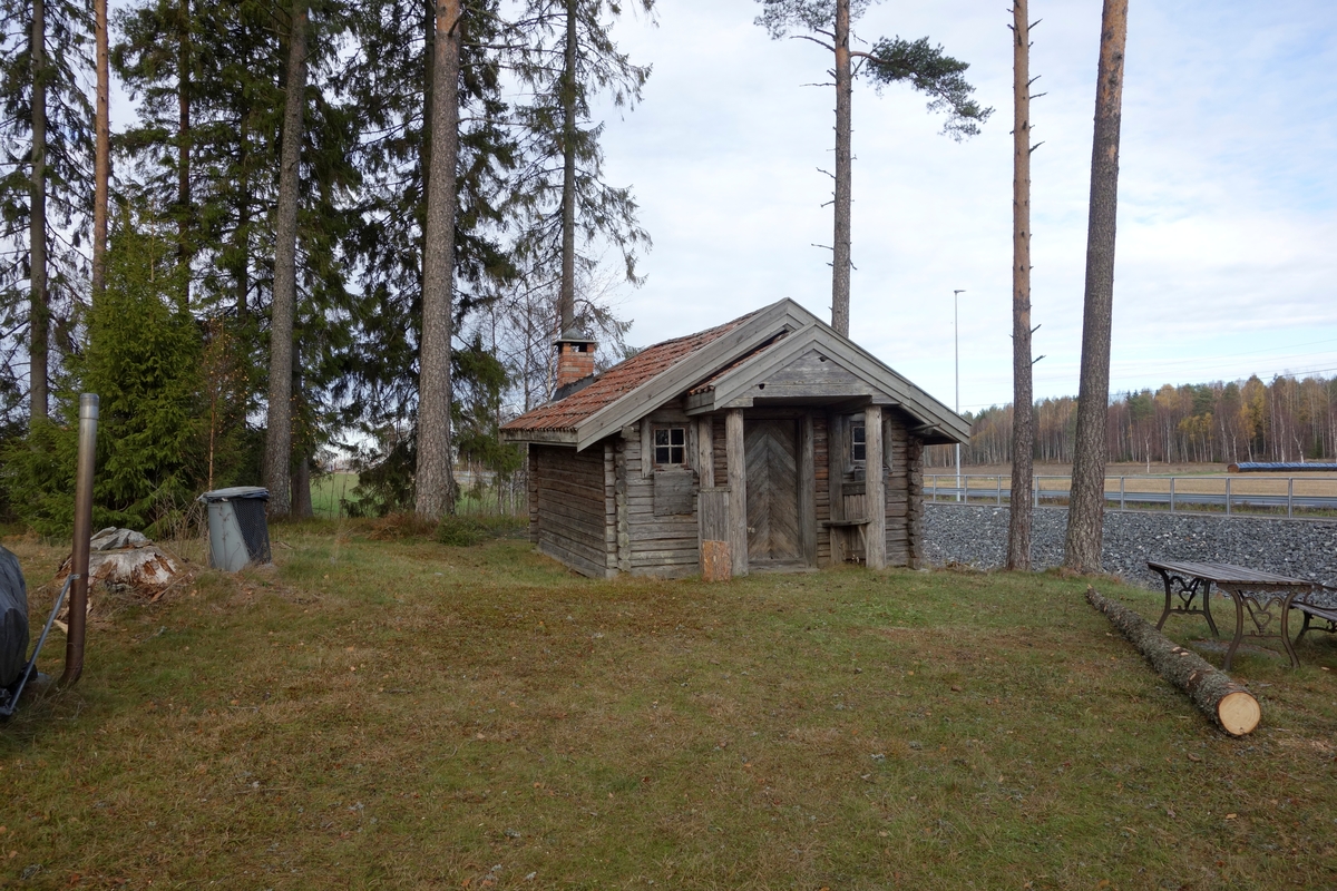 Jakthytte Store Hvam, fra ca. 1890. Brukt som bolig for bureisere på 1920-tallet. Ikke flyttet.
