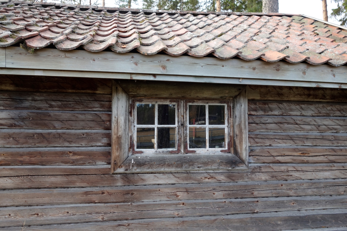 Jakthytte Store Hvam, fra ca. 1890. Brukt som bolig for bureisere på 1920-tallet. Ikke flyttet.
