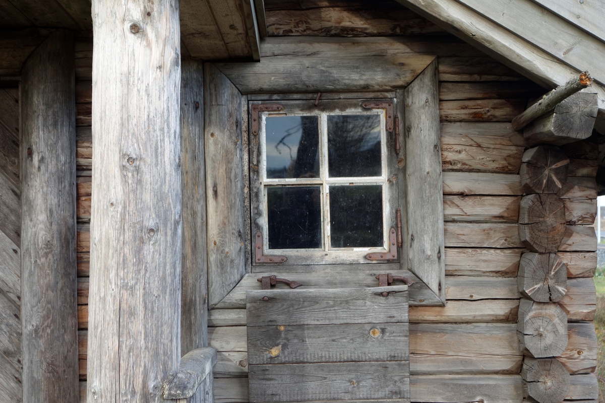 Jakthytte Store Hvam, fra ca. 1890. Brukt som bolig for bureisere på 1920-tallet. Ikke flyttet.