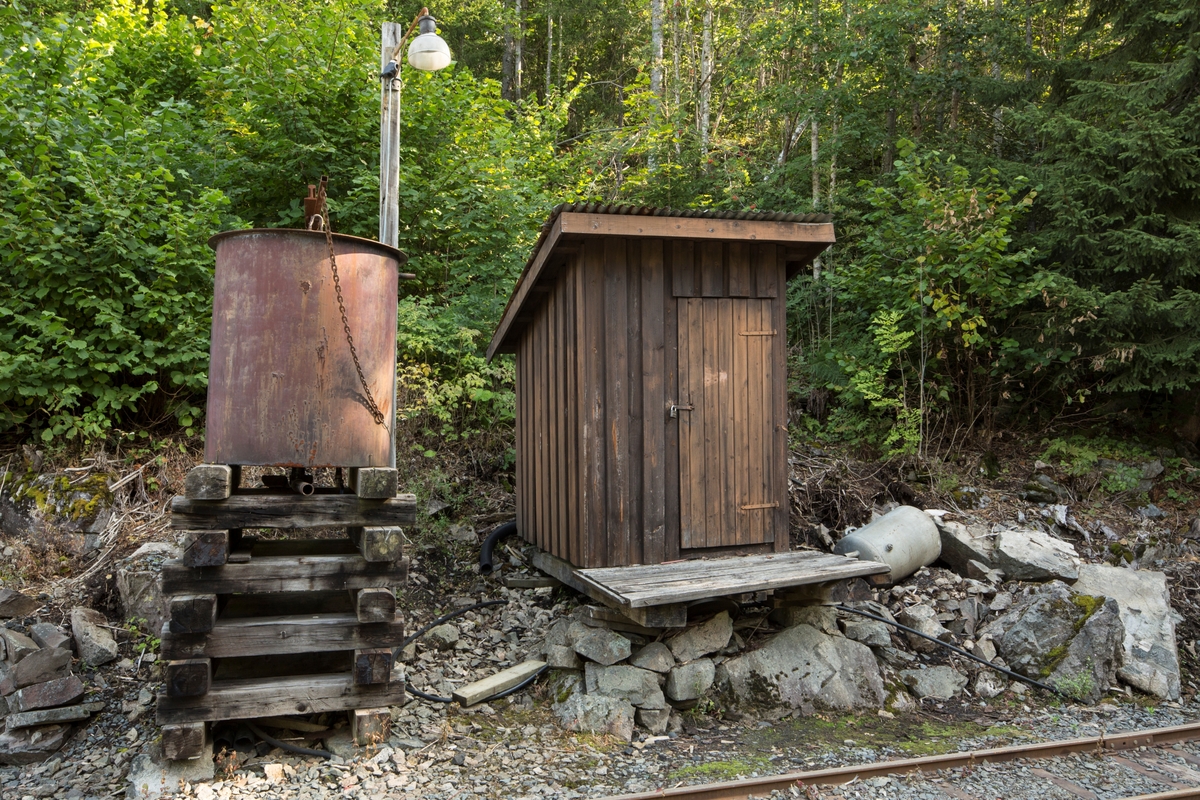 Vedbod Gundershogget, opprinnelig dynamittbod fra gamle grustaket i Hauerseter i Ullensaker.