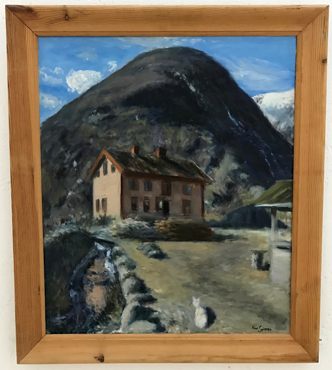 Frå kårhuset på Voll mot hovudhuset. Tynjaåsen i bakgrunnen.