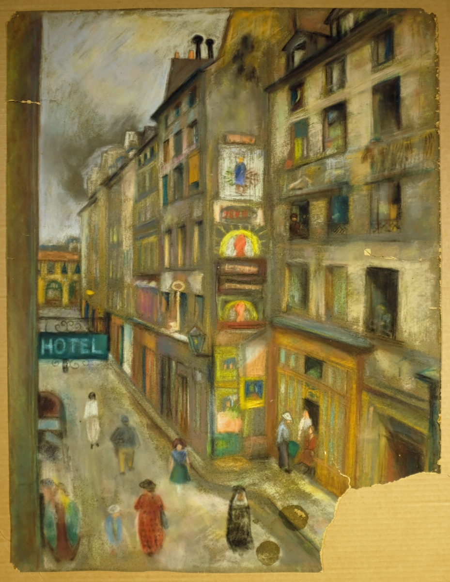 Våren 1925 gjekk Hans Gjesme ein månad i lære hjå André Lhote og vitja elles mykje Louvre og operaen (iflg. intervju, BT 9.2.1991). I same intervju fortel han at han budde på Hotel Isis i ei sidegate til Boulevard St. Germain (i Latinerkvarteret). Denne pastellen skildrar truleg utsikta frå hotellvindauget i Paris.