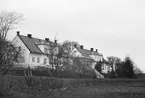 Herrborum i Sankt Anna bär på en komplicerad byggnadshistoria. År 1638 lät riksmarskalken Axel Banér uppföra en lång bostadslänga i en våning, vilket motsvarar ytan av dagens bägge huskroppar. Längan separerades på 1770-talet när dåvarande ägare, riksrådet Göran Gyllenstierna, lät riva bort 1600-talshusets mittparti. Genomgripande ombyggnad skedde vidare under 1840-talet vilket gav fasaderna sin nuvarande karaktär i senempire. I början av 1890-talet sammanbyggdes husen med en låg mellanbyggnad som kvarhåller intrycket av två separata hus.