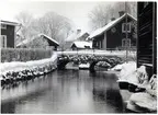 Norberg sn, Norberg, Kv. Kvarnen.
Stenbro. Bakom bron till höger f.d. bok- och pappershandel.