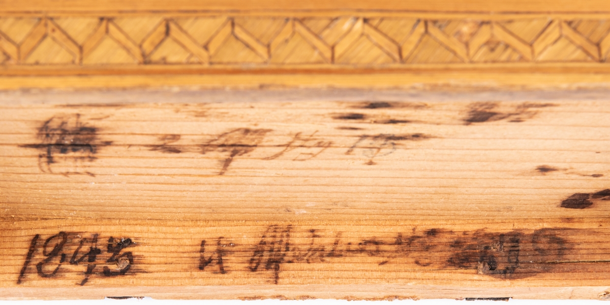 Ask, av furu, något kupigt lock. Halmmosaik, stjärnor m.m.  Inuti bläckinskrifter, bl.a. 1843.
